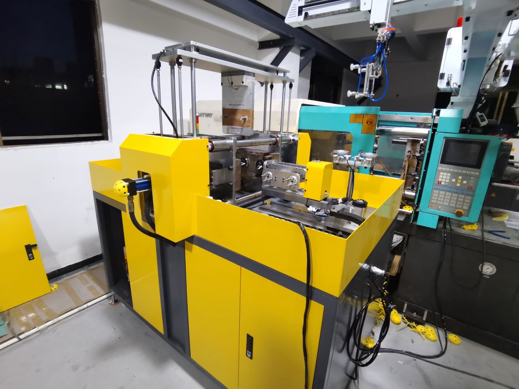 High-Speed vs Precision Plastic Injection Molding Machines.jpg